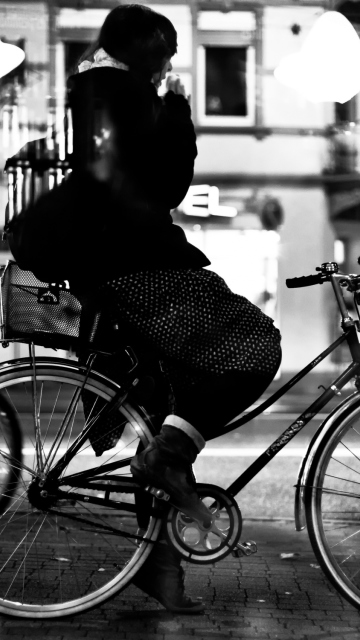 Das Riding A Bike Wallpaper 360x640