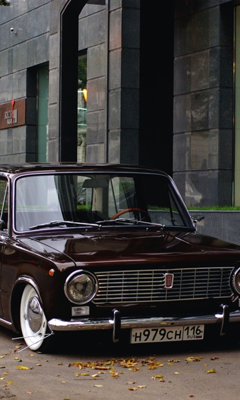 Das Retro Russian Car Wallpaper 768x1280