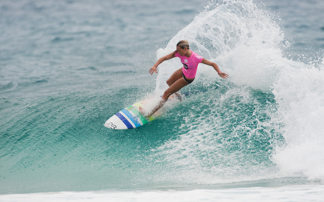 Das Girl In Pink T-Shirt Surfing Wallpaper 1280x800