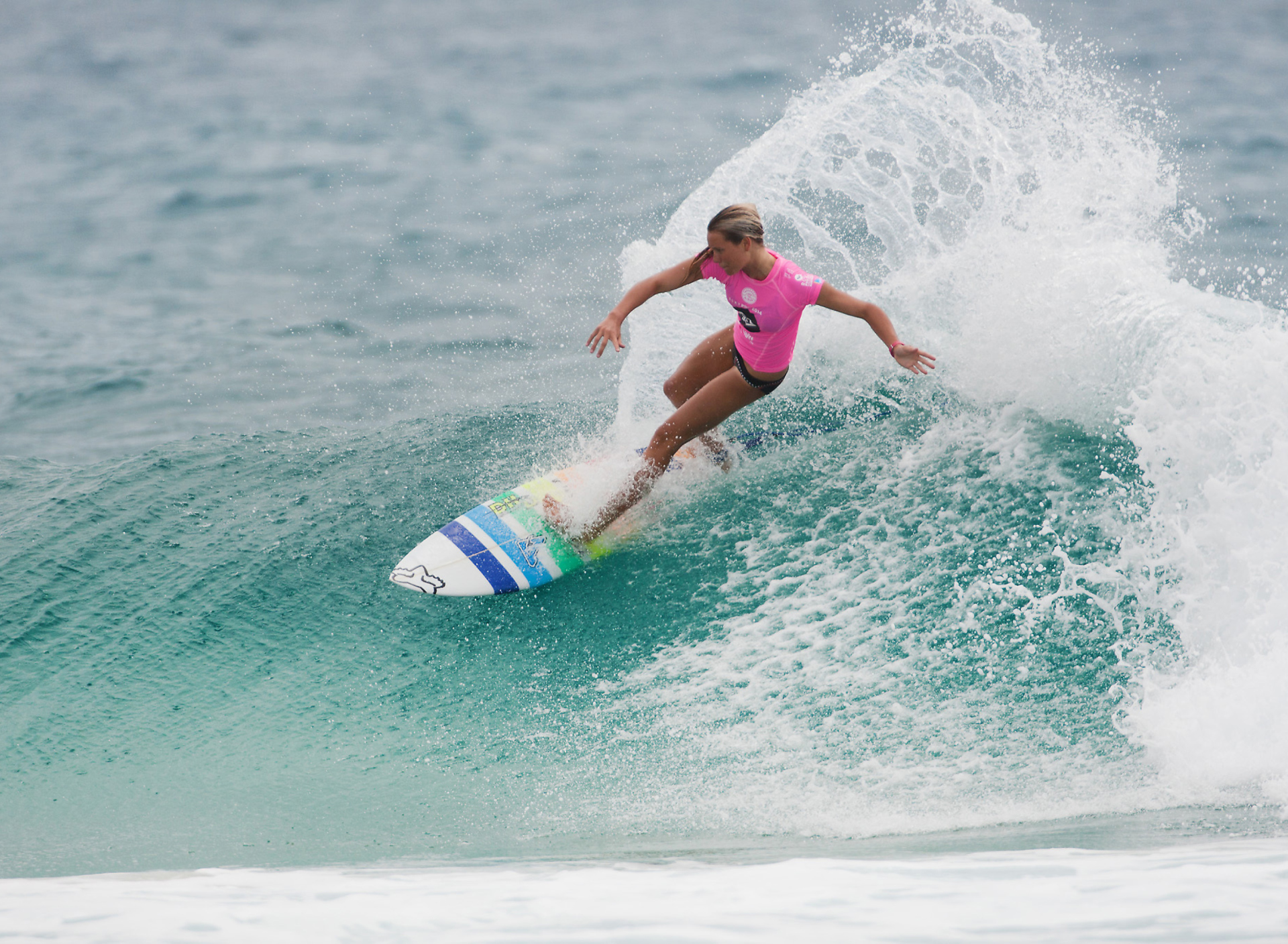 Обои Girl In Pink T-Shirt Surfing 1920x1408