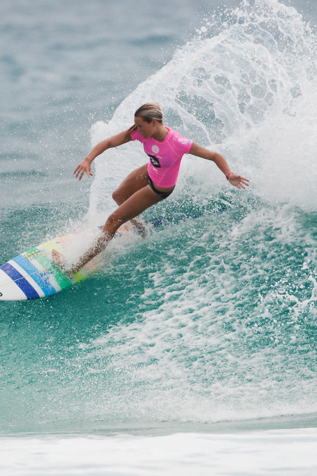Das Girl In Pink T-Shirt Surfing Wallpaper 640x960