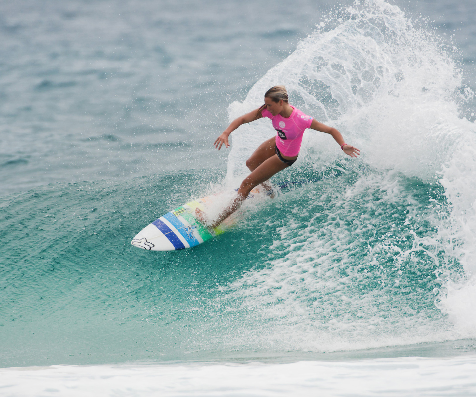 Обои Girl In Pink T-Shirt Surfing 960x800