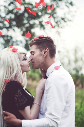 Sfondi Kiss And Red Rose Petals 320x480