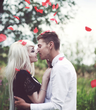 Kostenloses Kiss And Red Rose Petals Wallpaper für 480x640