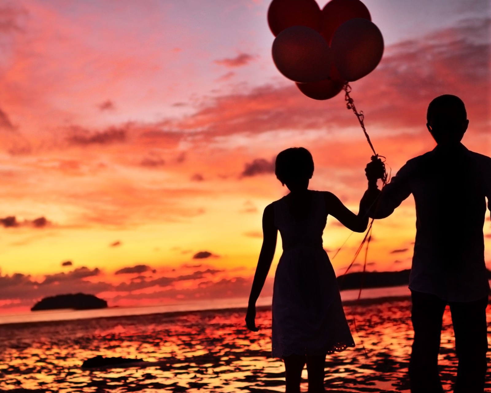 Fondo de pantalla Couple With Balloons Silhouette At Sunset 1600x1280