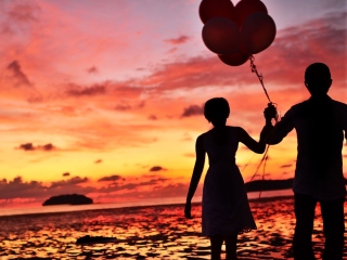 Fondo de pantalla Couple With Balloons Silhouette At Sunset 320x240