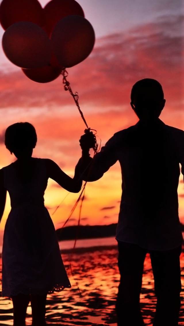 Fondo de pantalla Couple With Balloons Silhouette At Sunset 640x1136