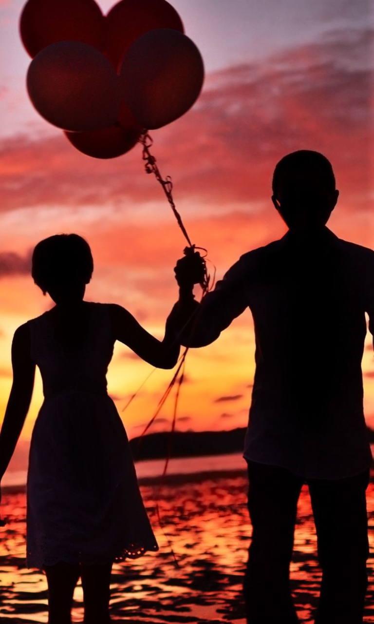 Fondo de pantalla Couple With Balloons Silhouette At Sunset 768x1280