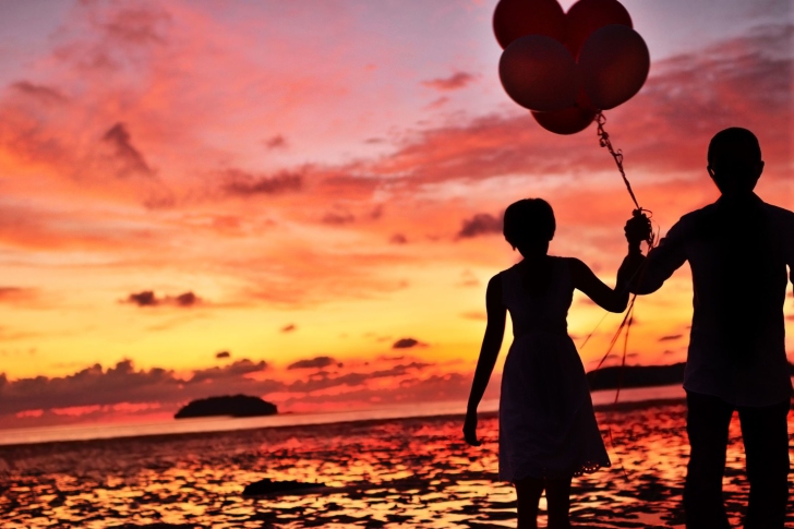 Das Couple With Balloons Silhouette At Sunset Wallpaper