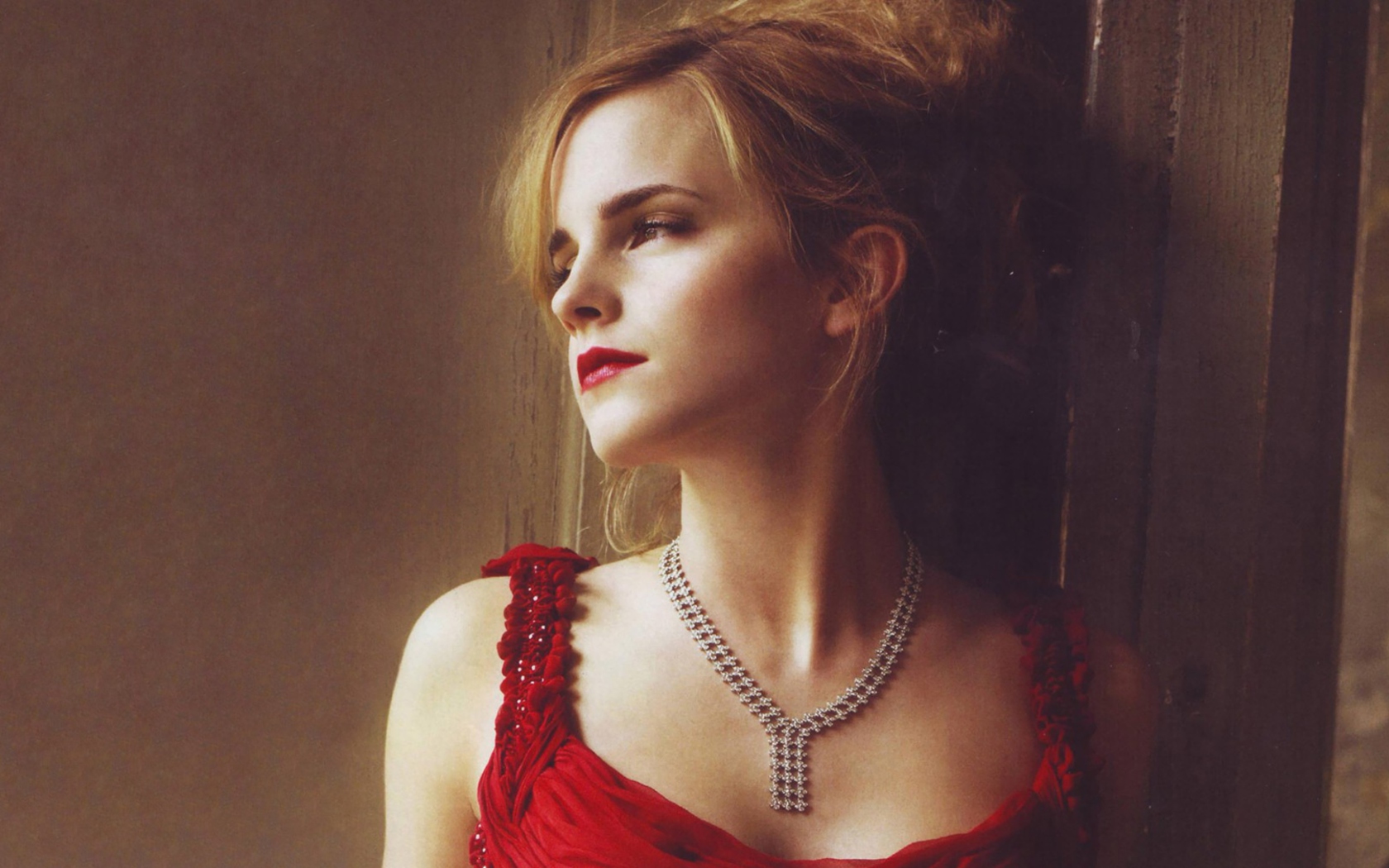 Обои Emma Watson In Red Dress 1680x1050