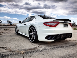 Das Maserati GranTurismo Wallpaper 320x240