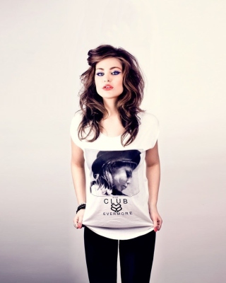 Brunette Model In Funky T-Shirst - Obrázkek zdarma pro iPhone 4