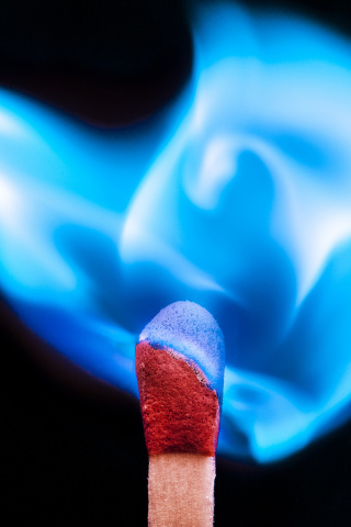 Fondo de pantalla Blue flame match 320x480