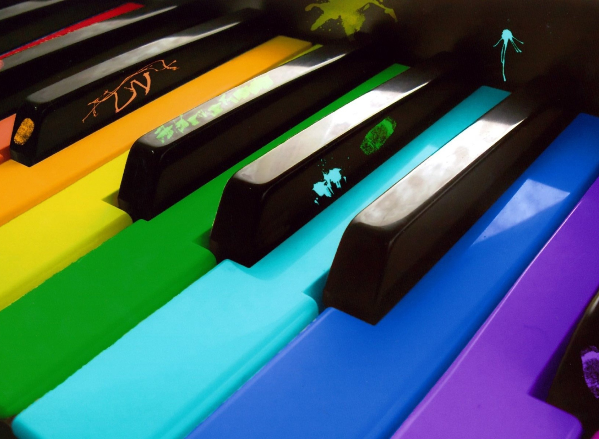 Обои Rainbow Piano 1920x1408