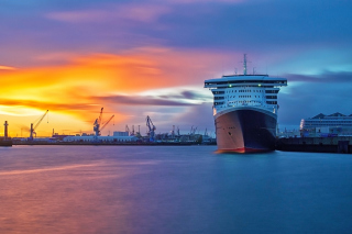 Big Ship In Port - Obrázkek zdarma pro Widescreen Desktop PC 1680x1050