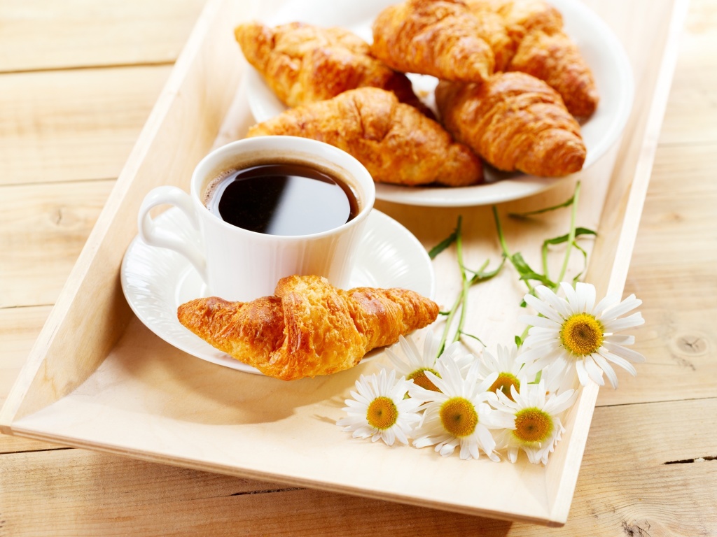 Das Breakfast with Croissants Wallpaper 1024x768