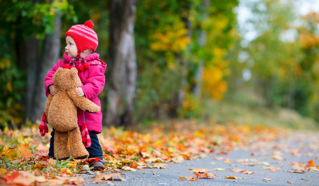 Little Child With Teddy Bear wallpaper 1024x600