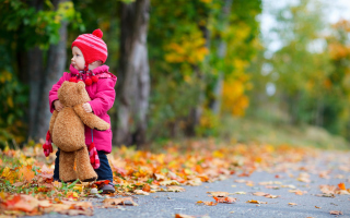 Little Child With Teddy Bear - Obrázkek zdarma 