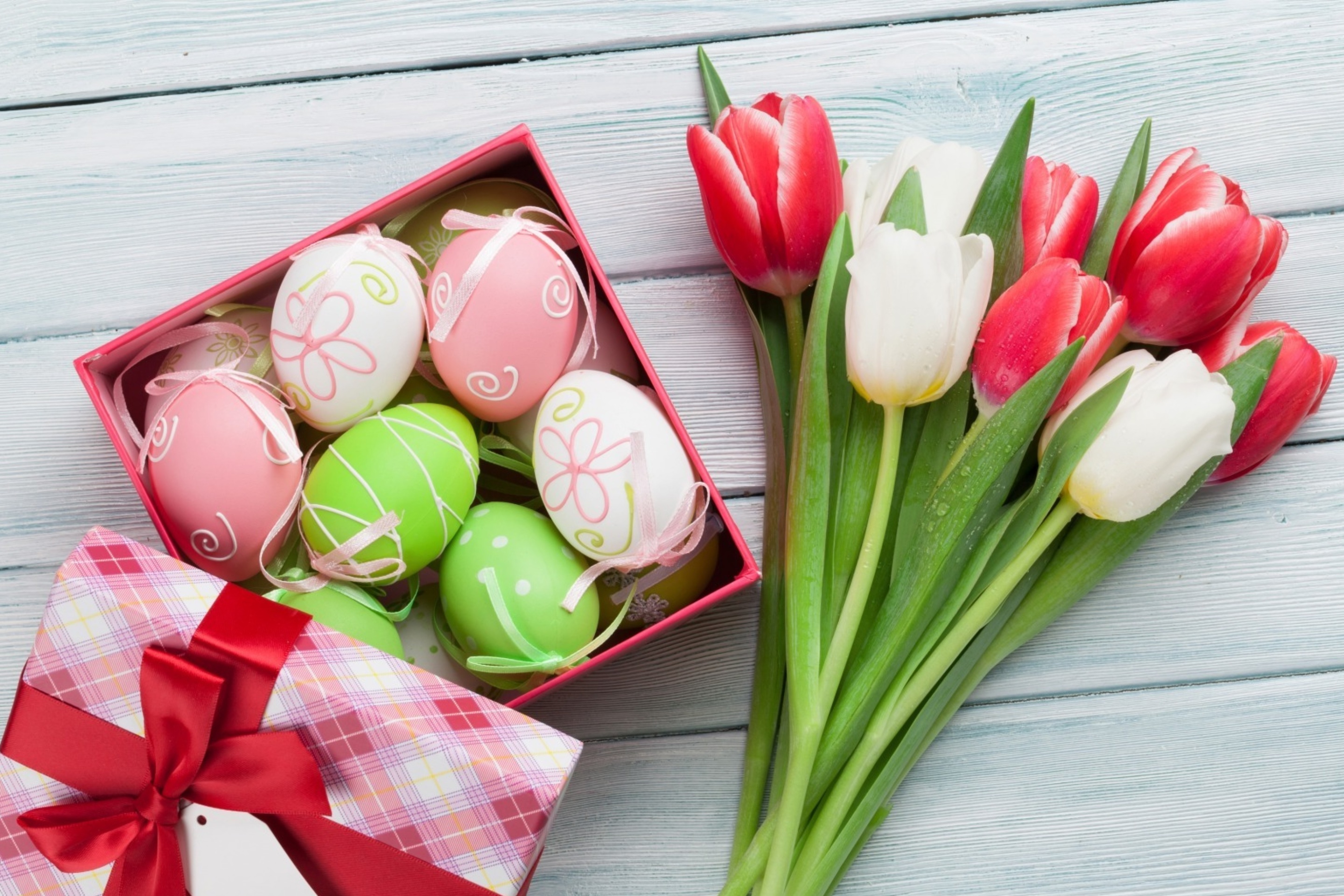 Обои Easter Tulips Decoration 2880x1920