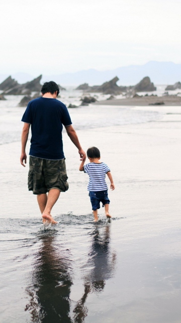 Das Father And Child Walking By Beach Wallpaper 360x640