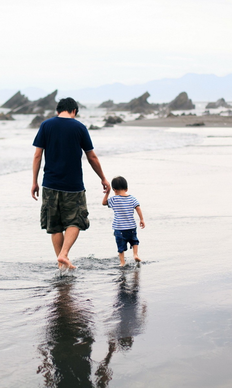 Screenshot №1 pro téma Father And Child Walking By Beach 768x1280