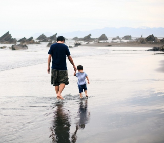 Картинка Father And Child Walking By Beach на телефон 2048x2048