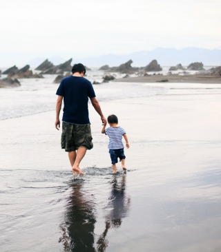 Father And Child Walking By Beach - Obrázkek zdarma pro Nokia C6