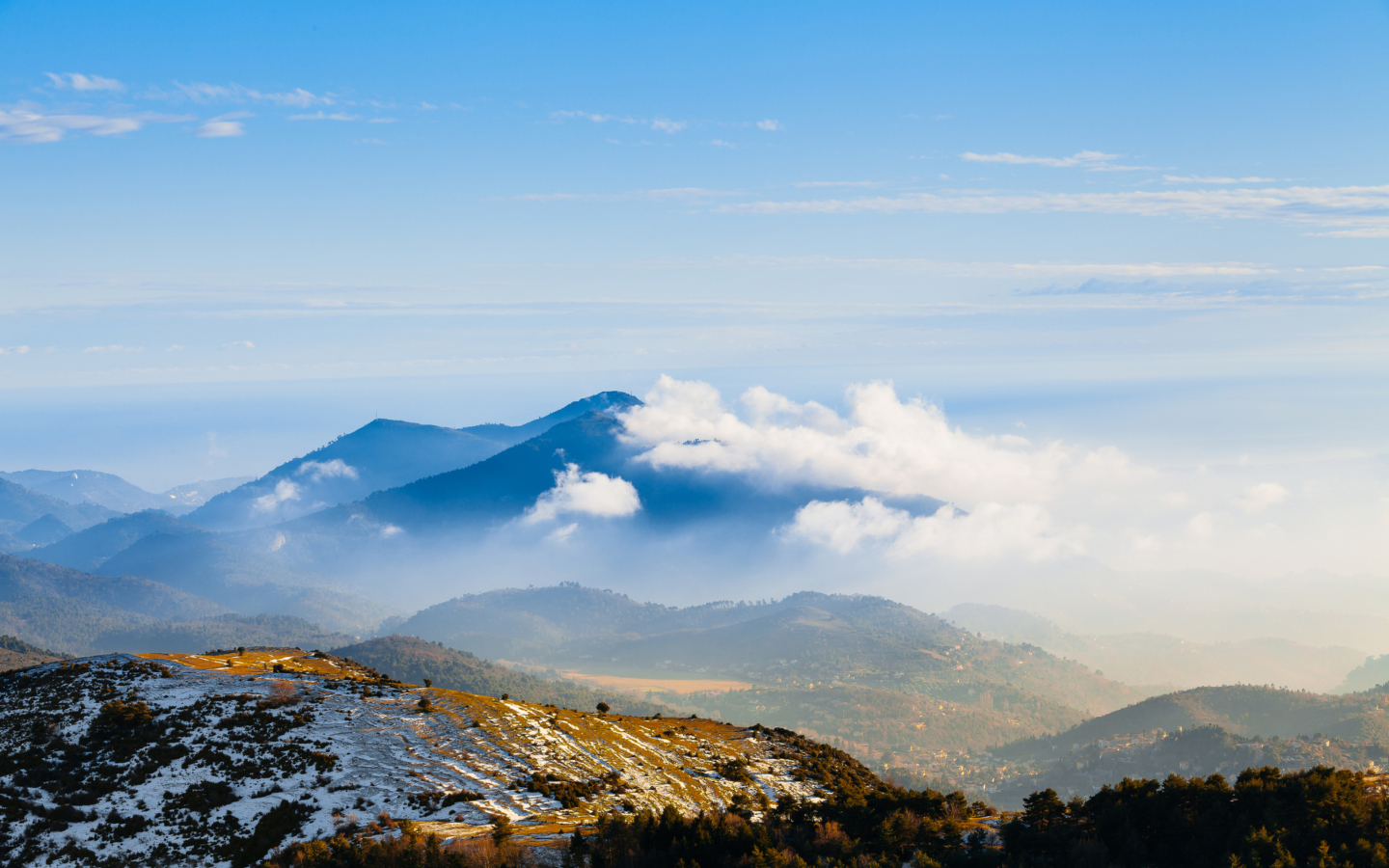 Screenshot №1 pro téma Clouds Over Blue Mountains 1440x900