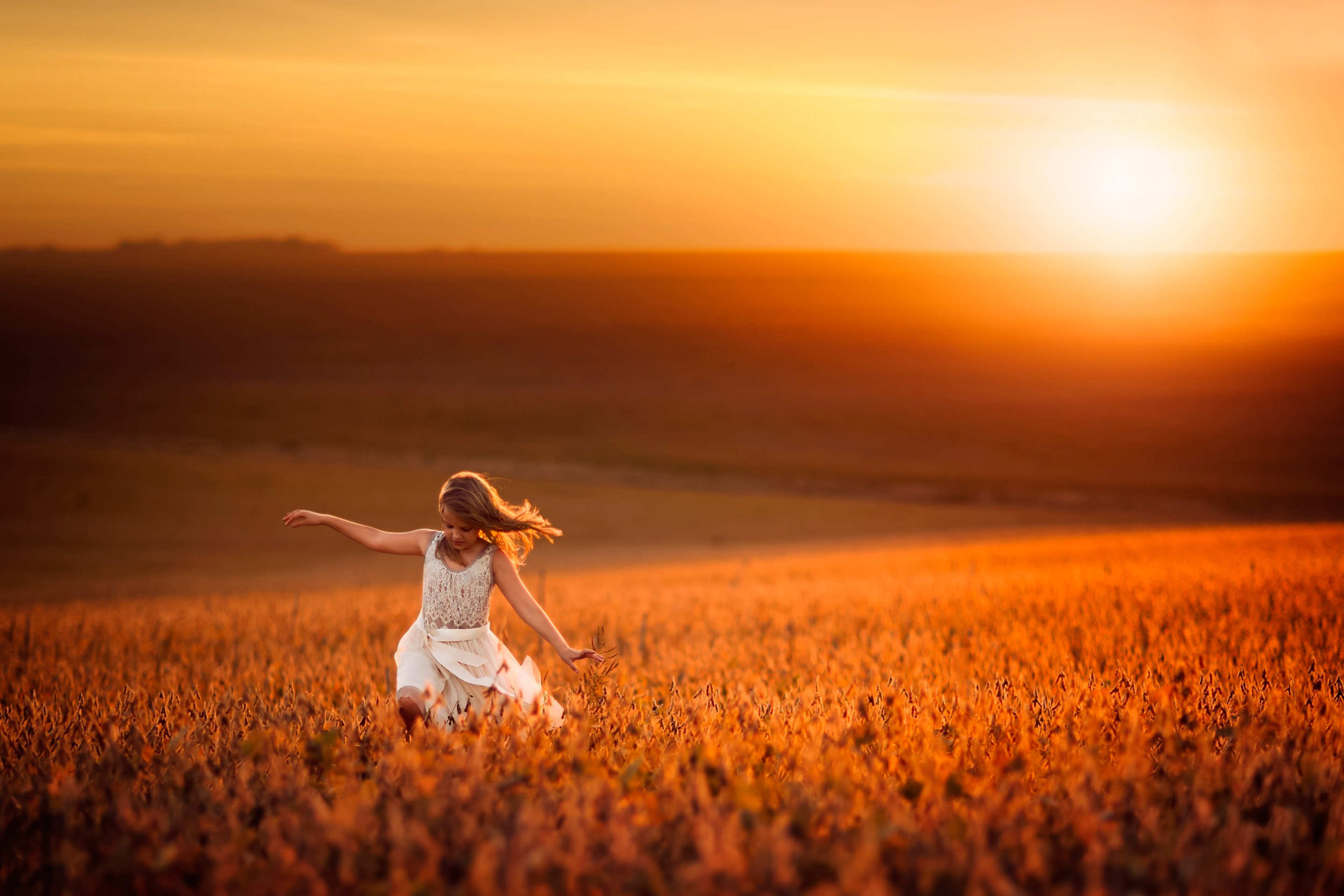 Screenshot №1 pro téma Little Girl In Fields Of Gold 2880x1920