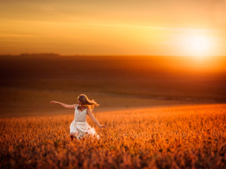 Das Little Girl In Fields Of Gold Wallpaper 320x240