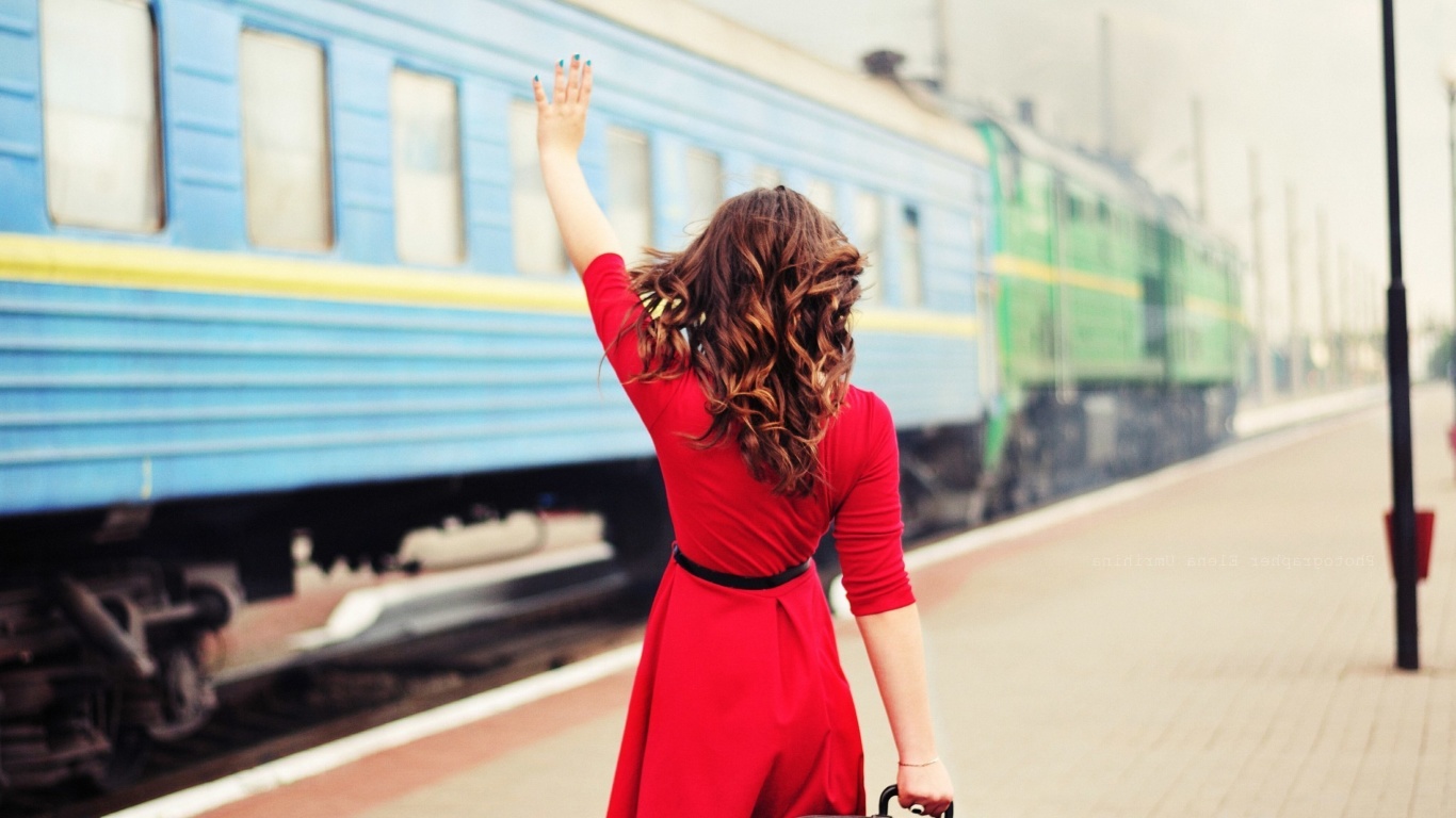 Das Girl traveling from train station Wallpaper 1366x768