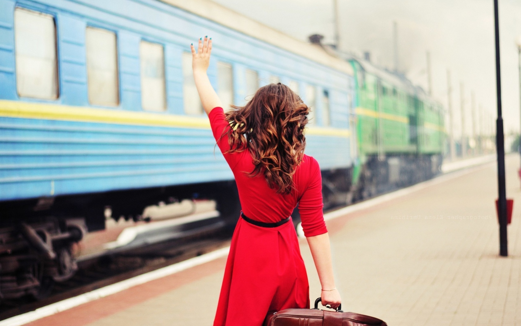 Обои Girl traveling from train station 1680x1050