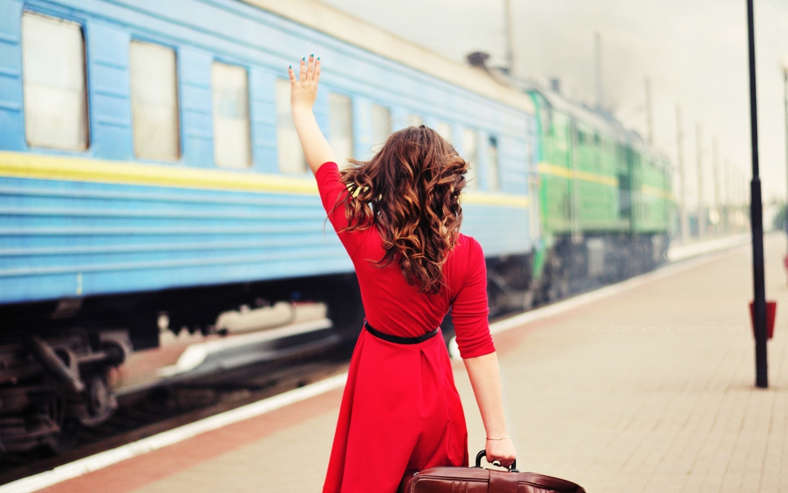 Screenshot №1 pro téma Girl traveling from train station 2560x1600