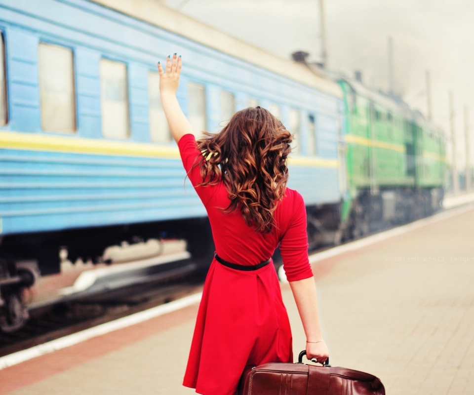 Fondo de pantalla Girl traveling from train station 960x800