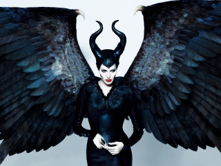 Обои Angelina Jolie Maleficent 320x240