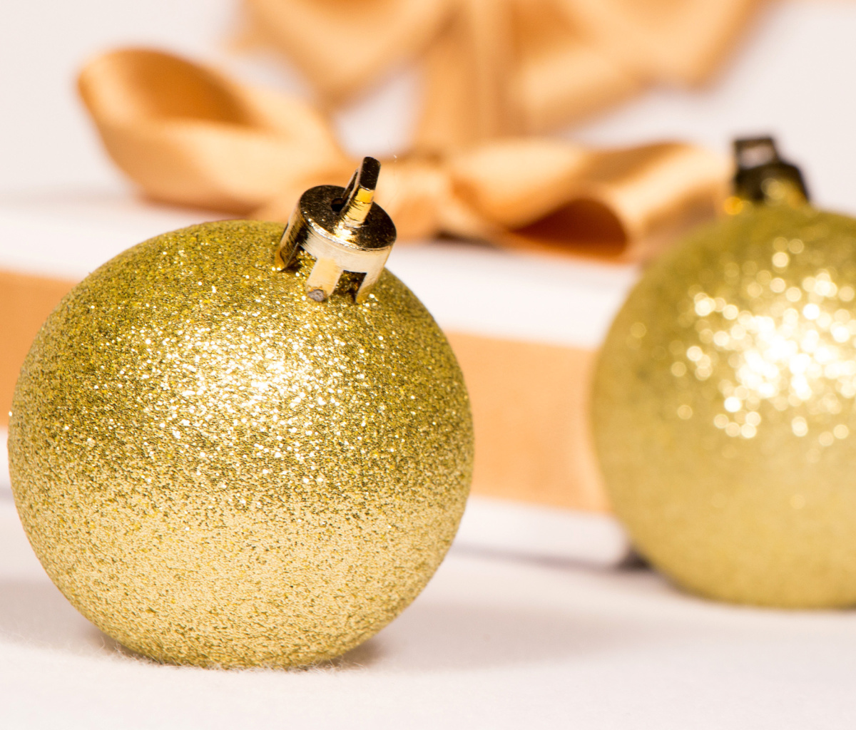 Обои Gold Christmas Balls 1200x1024