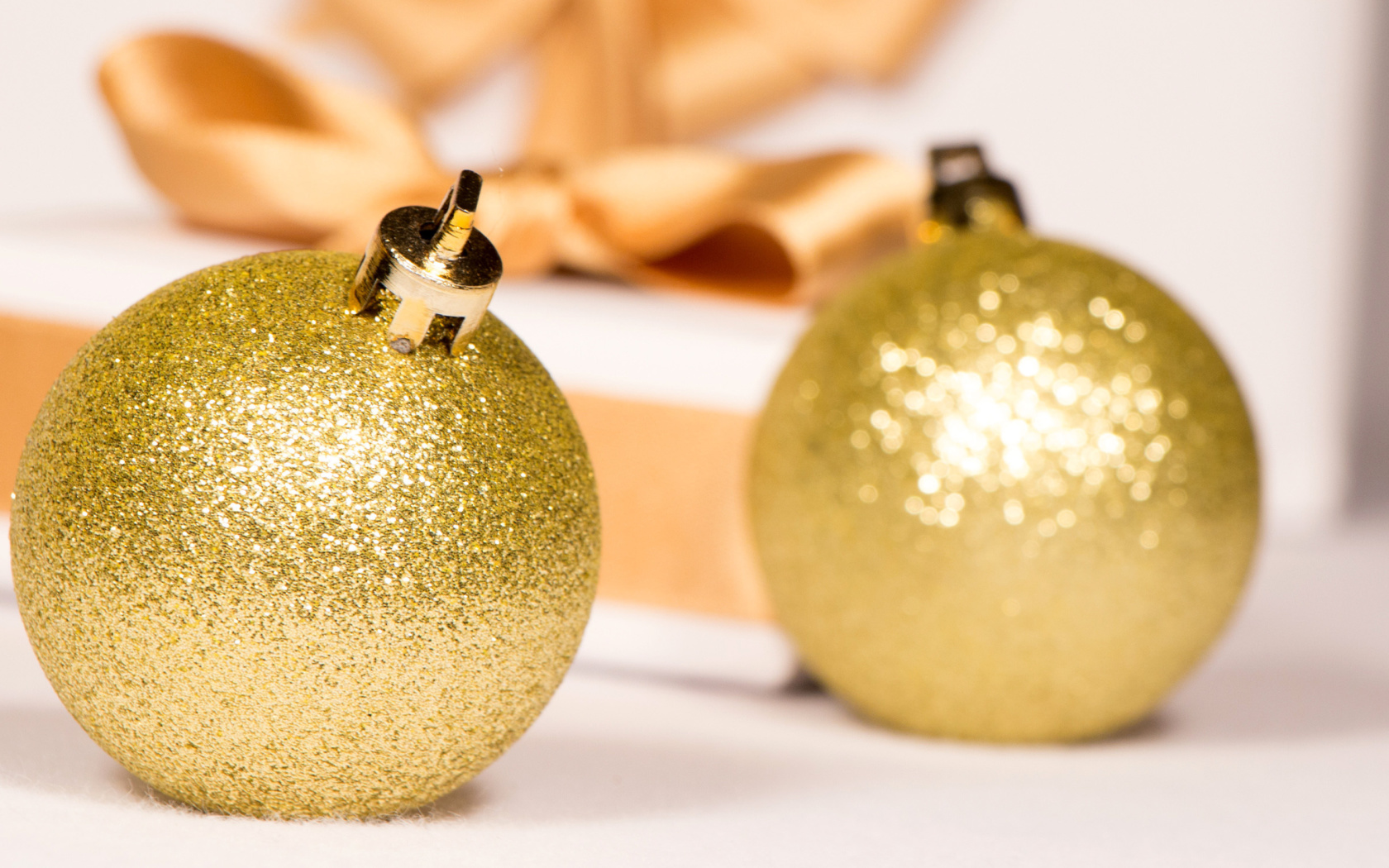 Fondo de pantalla Gold Christmas Balls 1680x1050