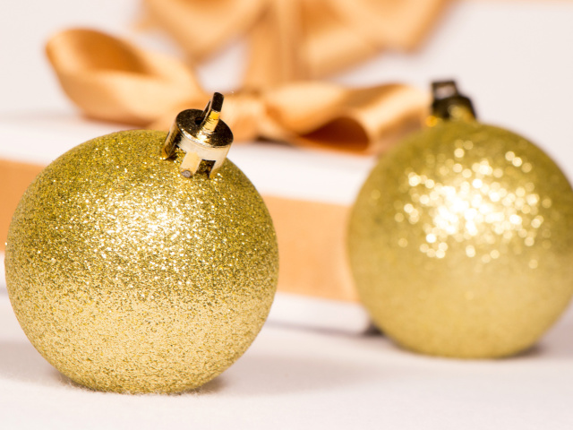 Обои Gold Christmas Balls 640x480
