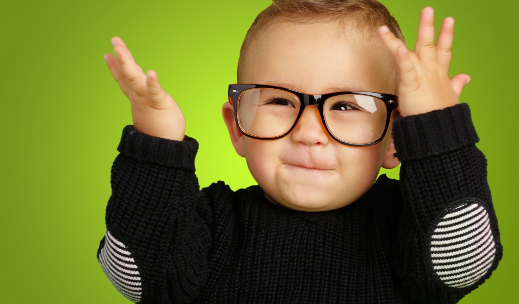 Das Happy Baby Boy In Fashion Glasses Wallpaper 1024x600