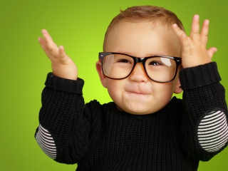 Fondo de pantalla Happy Baby Boy In Fashion Glasses 320x240
