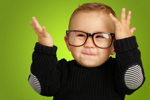 Sfondi Happy Baby Boy In Fashion Glasses 480x320