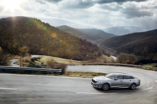 2014 Jaguar Xjr Mountain Road - Obrázkek zdarma pro Sony Xperia M