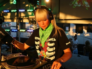 Обои Nightclub B-style DJ 320x240