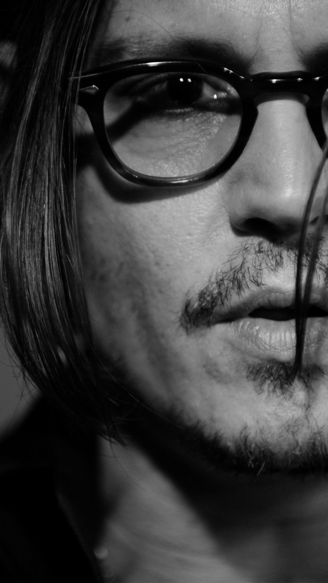 Sfondi Johnny Depp Black And White Portrait 640x1136