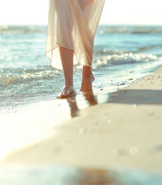 Walking By Seaside - Obrázkek zdarma pro iPhone 5S