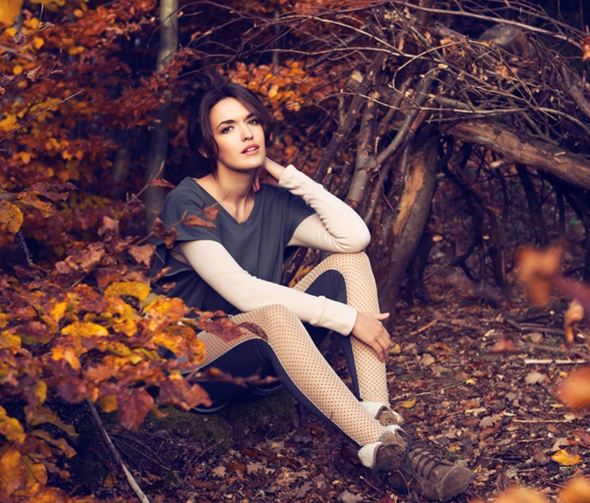 Sfondi Girl In Autumn Forest 1200x1024