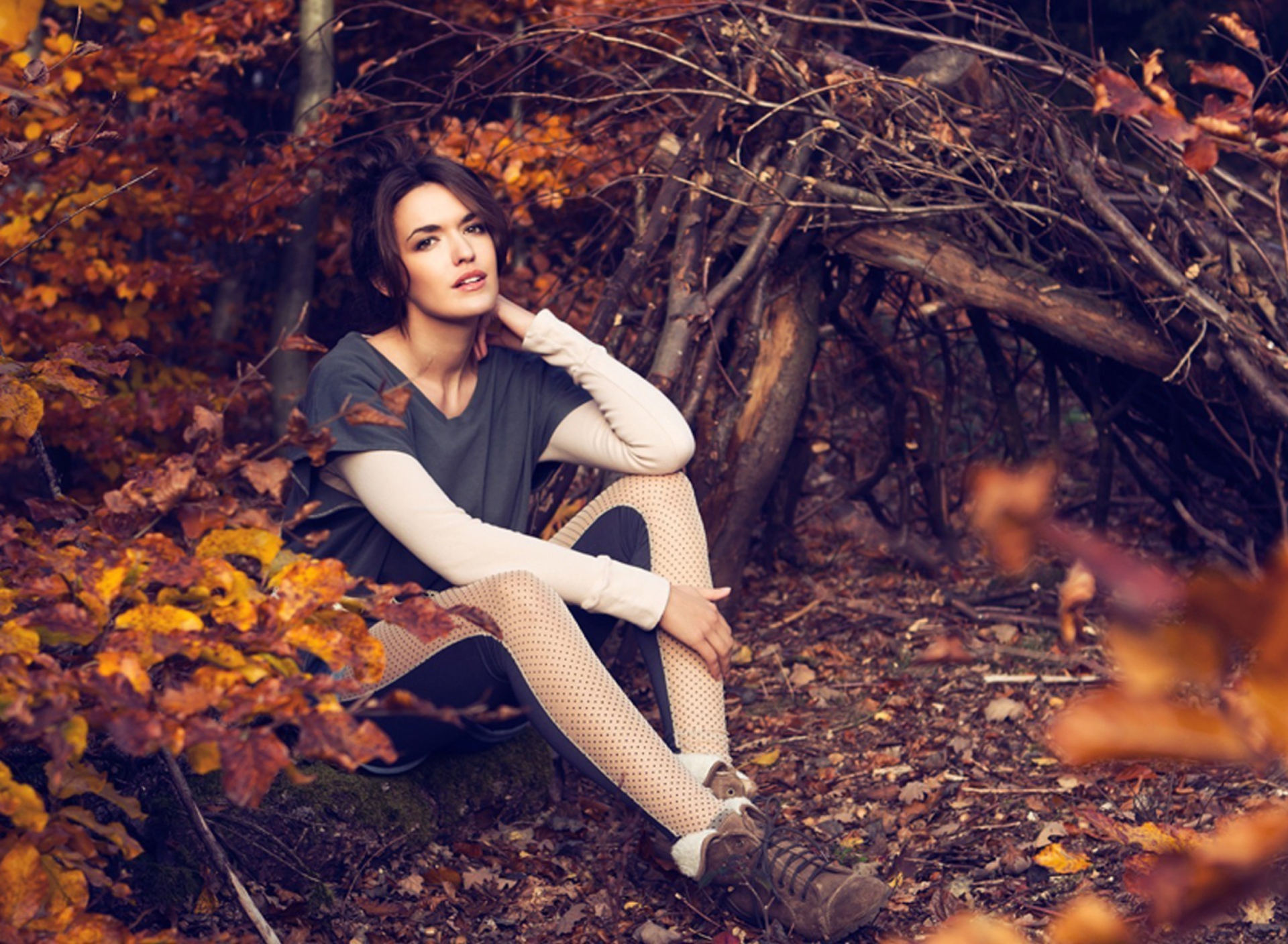 Screenshot №1 pro téma Girl In Autumn Forest 1920x1408