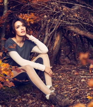 Kostenloses Girl In Autumn Forest Wallpaper für 240x320