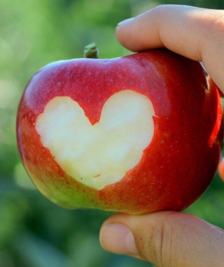 Heart On Apple - Obrázkek zdarma pro iPhone 5S