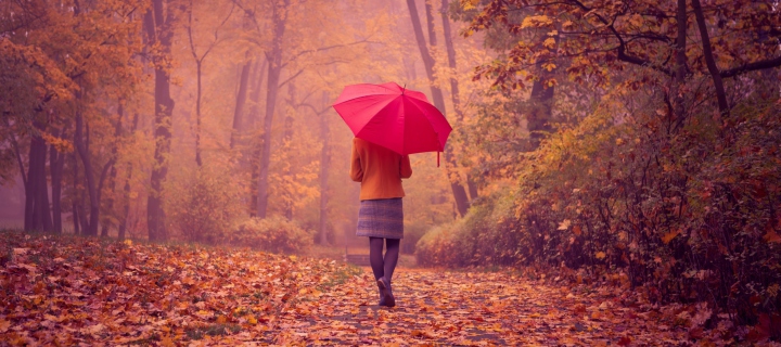 Screenshot №1 pro téma Autumn Walk With Red Umbrella 720x320